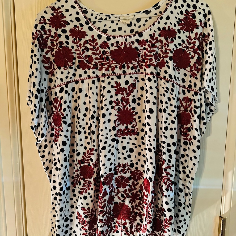 Boutique brand maroon, white and black swing top.
